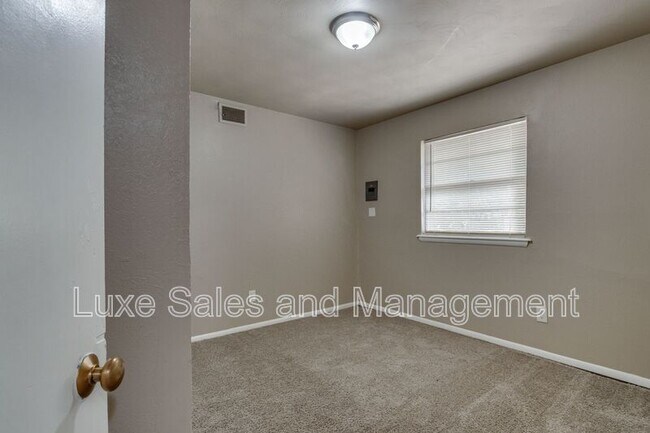 Building Photo - 3005 SW 52nd Pl