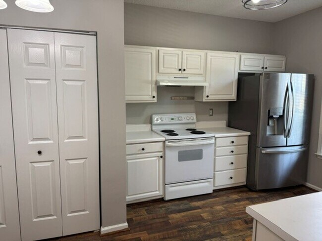 Building Photo - freshly paint 3 bed 2 bath townhome