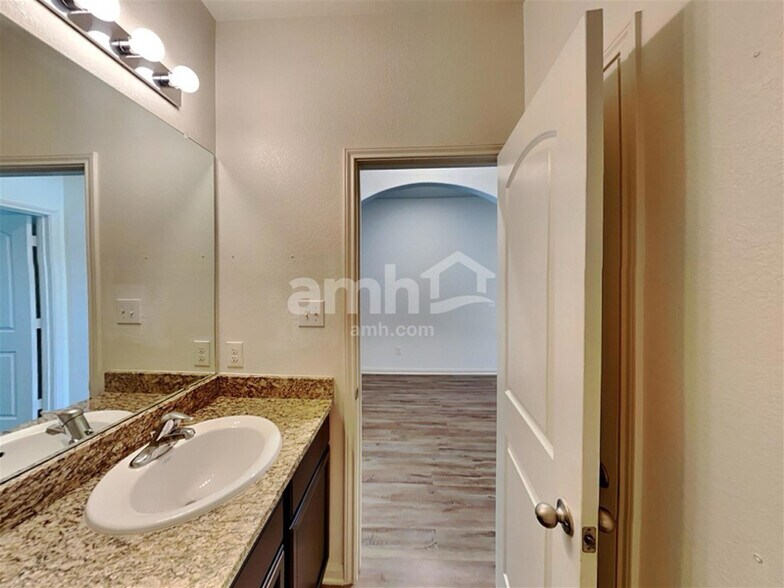 Building Photo - 1373 Violet Ln