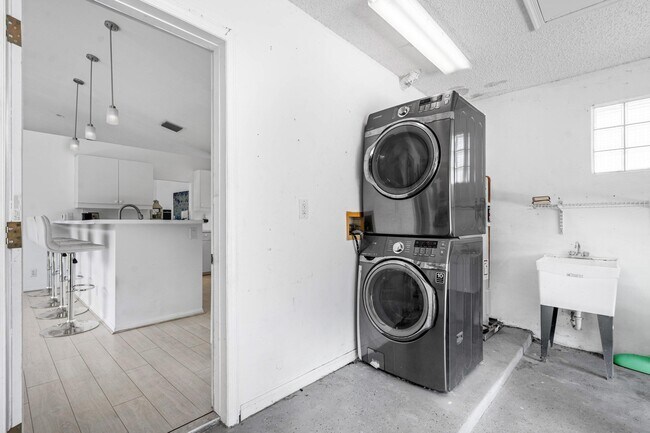 Building Photo - 790 Clearbrook Park Cir