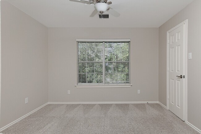 Building Photo - 11 Scenic Brook Ct