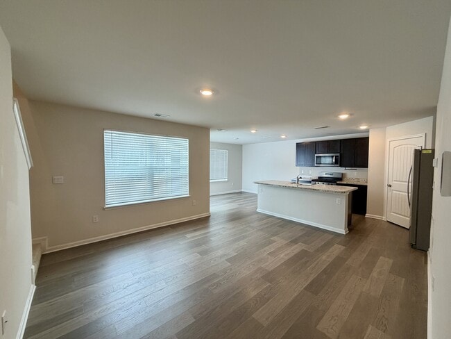 Building Photo - 633 Currant Cir