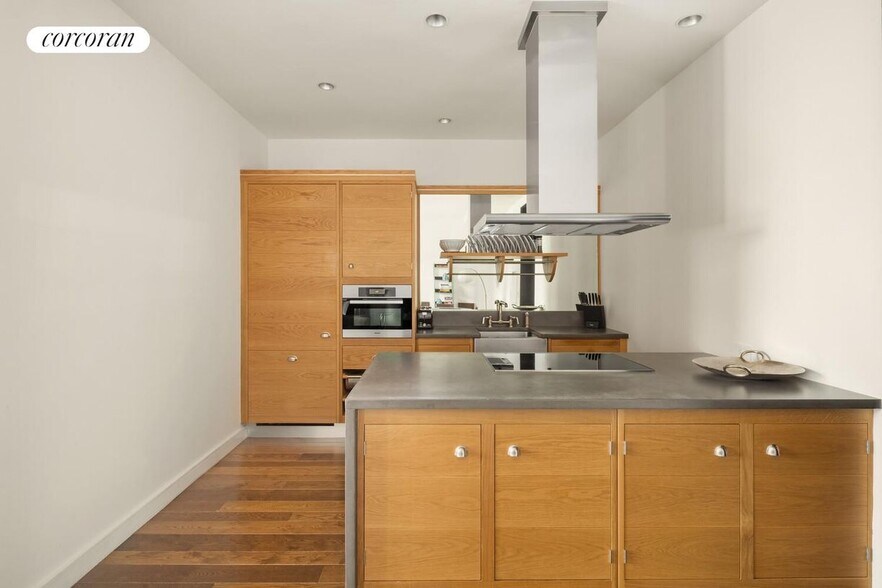 Building Photo - 425 W 50th St