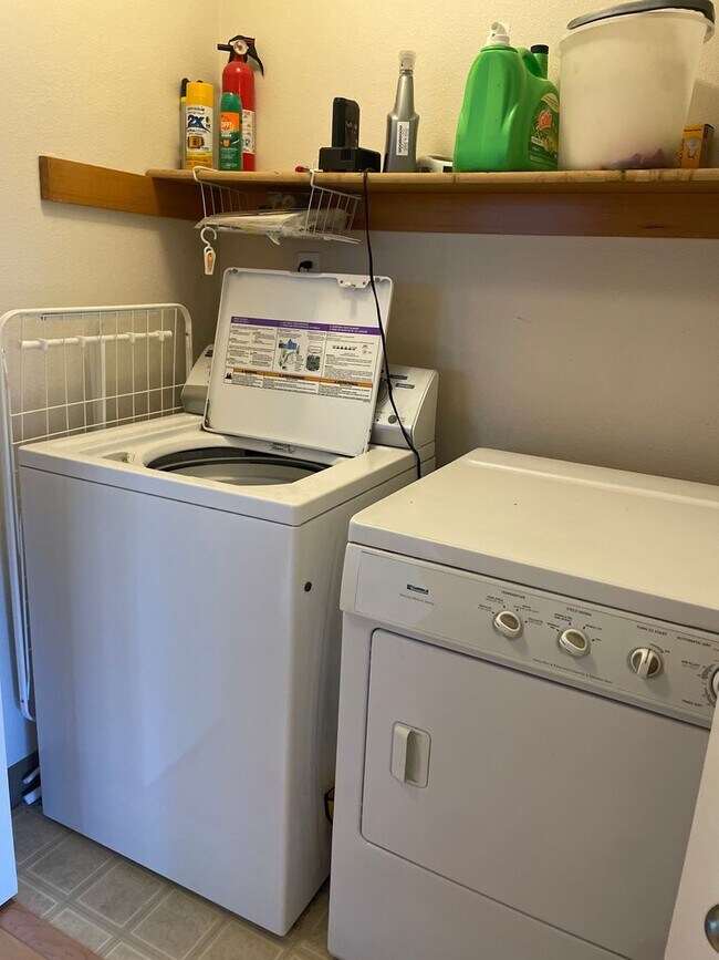 Building Photo - Single family, 3 bedroom, 1.5 bath home ju...