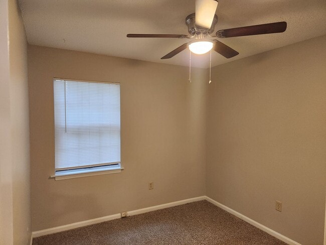 Building Photo - **Available January 1st** 3 Bedroom, 2.5 Bath Town Home