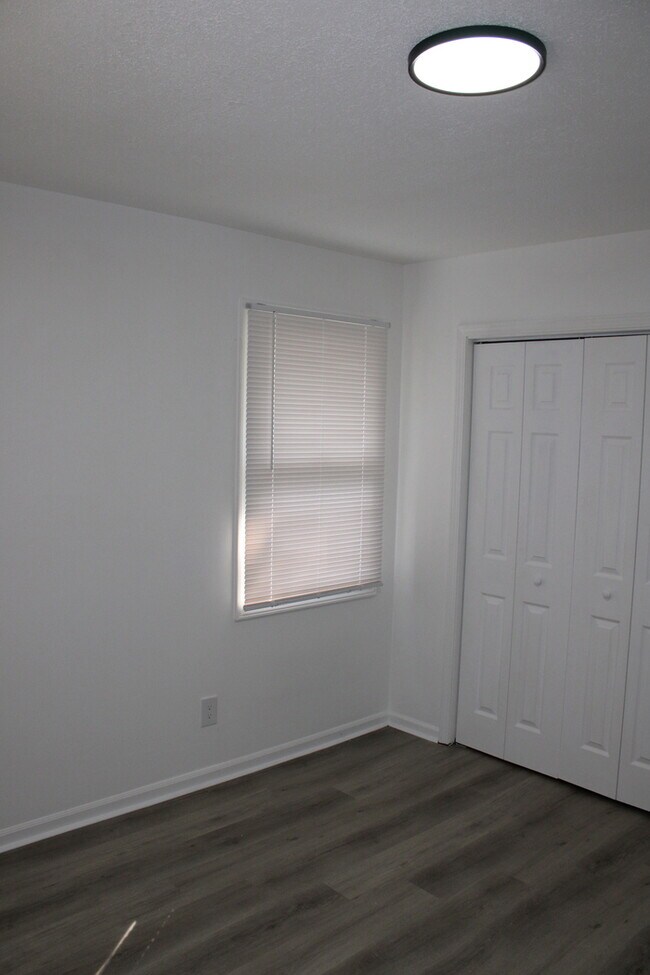 Building Photo - Spacious 4 bedrooms and 2 bathrooms in Kan...