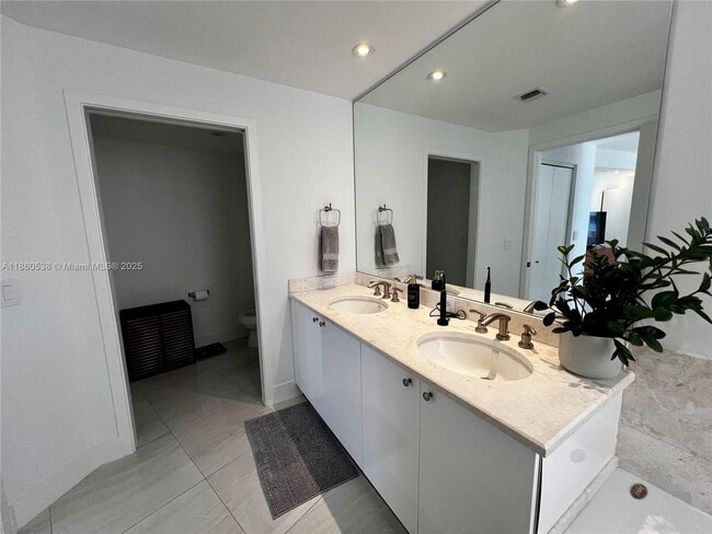 Building Photo - 901 Brickell Key Blvd