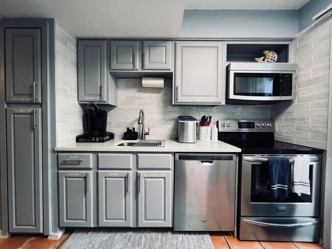 Building Photo - 14898 Granada Dr