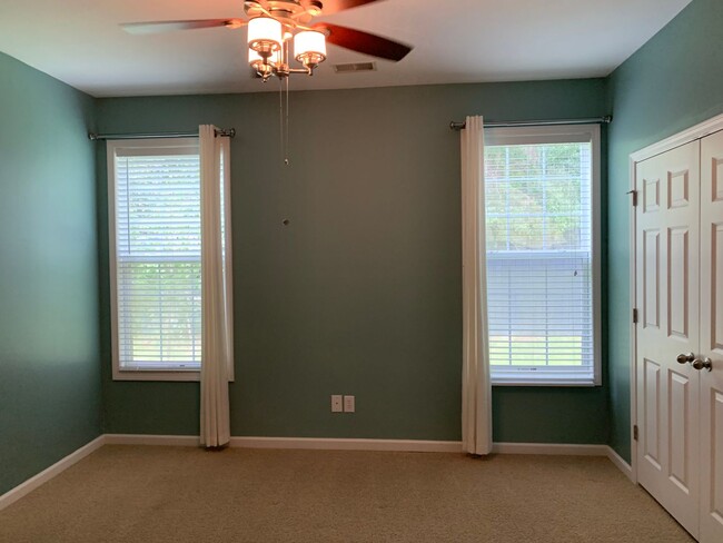 Building Photo - 4 bed 2 bath