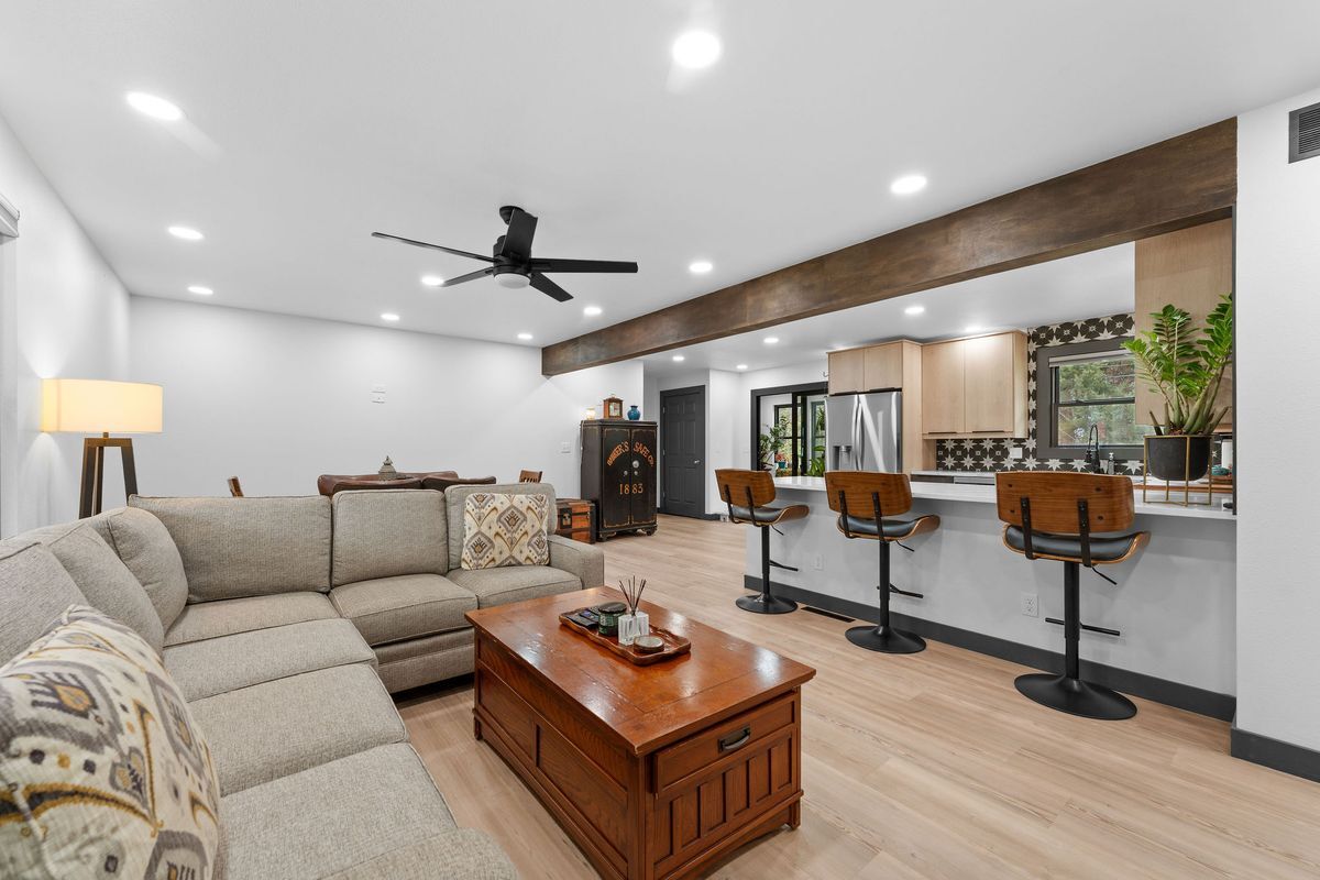 Building Photo - 118 Combs St