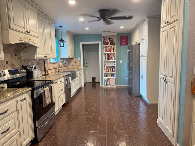 Building Photo - 3418 Meadowhead Dr