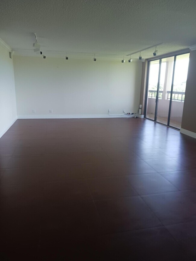 Building Photo - 4702 Fountains Dr S