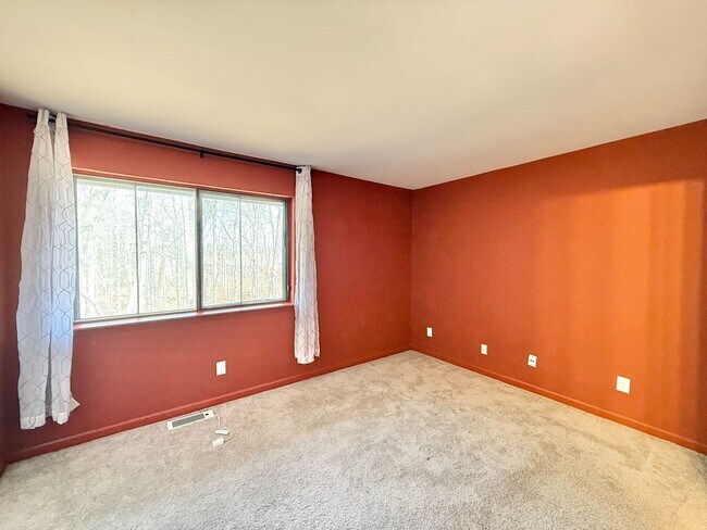 Building Photo - Charming 2BD, 2BA Raleigh Townhome in Prime Location Near I-440, NC State University, Fairgrounds...