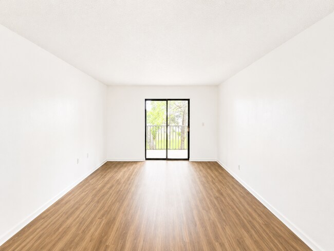 Building Photo - Updated 2-Bedroom Condo with Screened Lanai with water included.