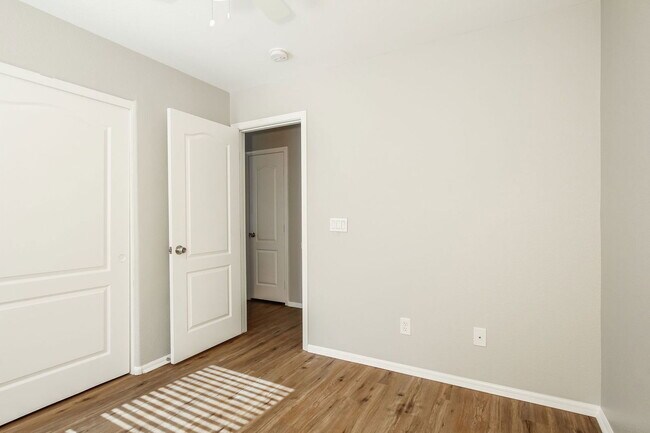 Building Photo - 11017 W Wilshire Dr