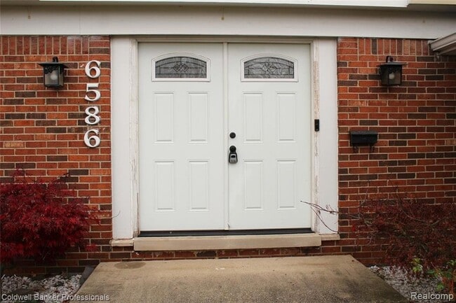 Building Photo - 6586 Carriage Hills Dr