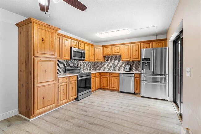 Building Photo - 2906 Waterford Dr S