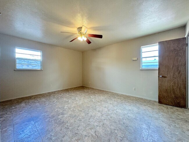 Building Photo - East El Paso 4 bed Refrig A/C