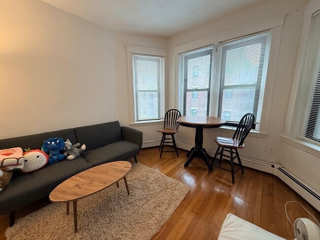 Building Photo - 451 Park Dr