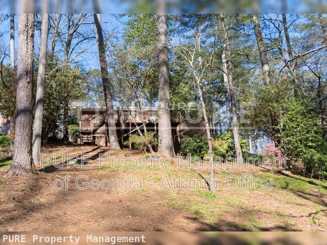Building Photo - 2435 Woodacres Rd NE
