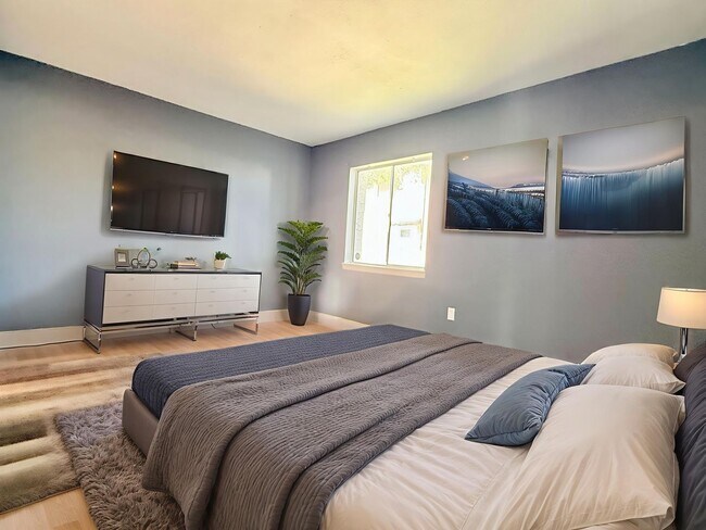 Building Photo - Avalon 2Bedrooms/1Bath Condo with front-row pool view!