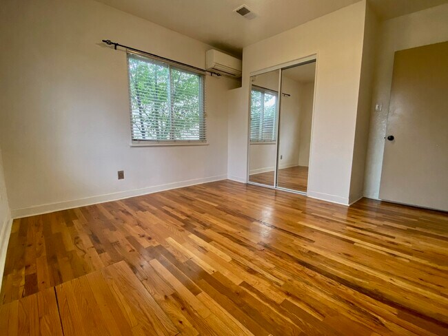 Building Photo - 502 Los Arboles Ave NW