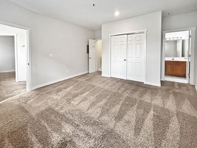 Building Photo - $0 DEPOSIT OPTION. 2 BED 2.5 BATH CONDO AT STUDIO 70 IN DENVER'S GOLDEN TRIANGLE. PARKING INCLUDED!