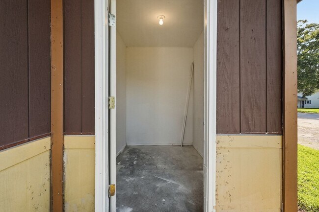Building Photo - 8160 Stonebrook Dr