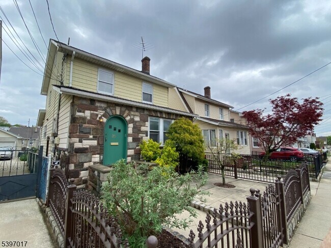 Building Photo - 26 Alexander Ave