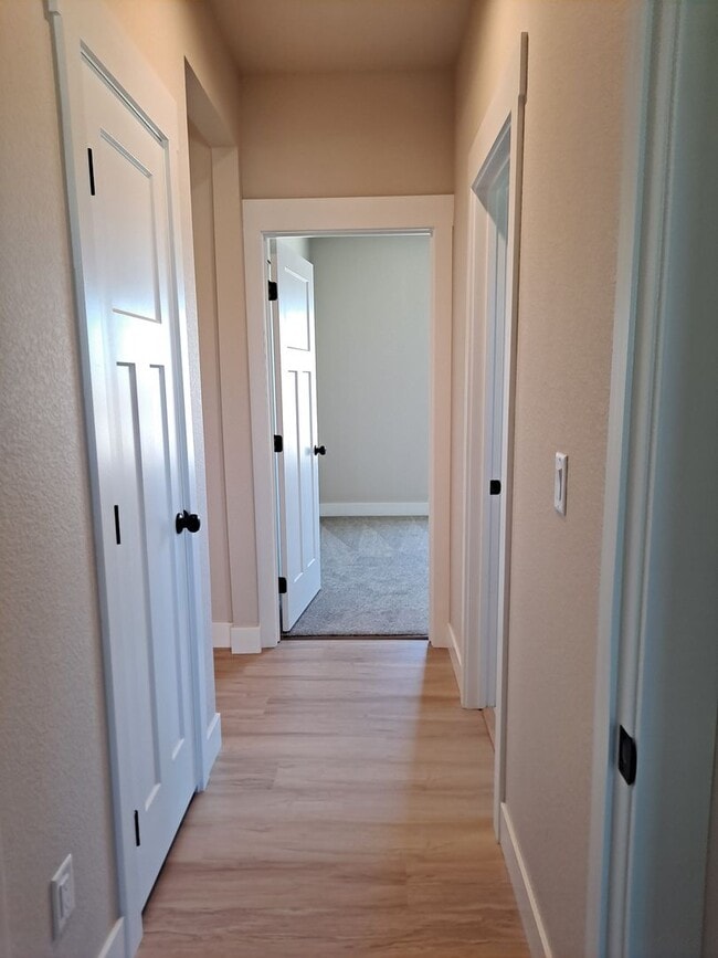 Building Photo - 697 Cabaret Dr