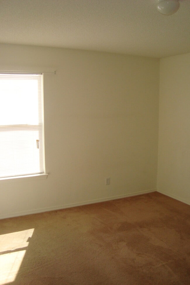 Building Photo - Northeast El Paso 3 Bed Refrig A/C