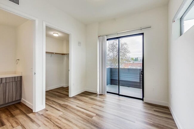 Building Photo - 950 Lofts