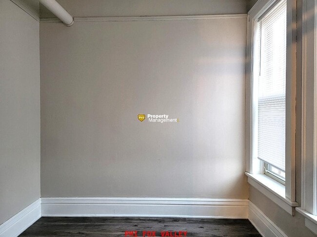 Building Photo - 4 or 5 Bedroom Upper Luxury Apartment with Custom Fireplace in Historic Building