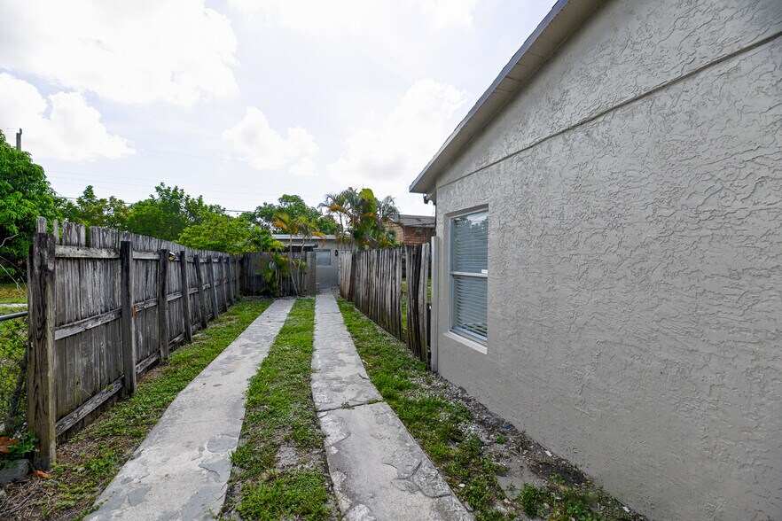 Building Photo - 1504 NW 4th Ave