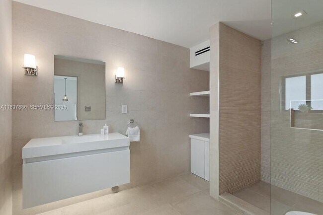 Building Photo - 7972 Biscayne Point Cir