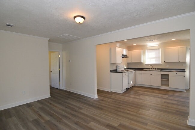 Building Photo - Recently Renovated 3 Bedroom House - Section 8 Welcome