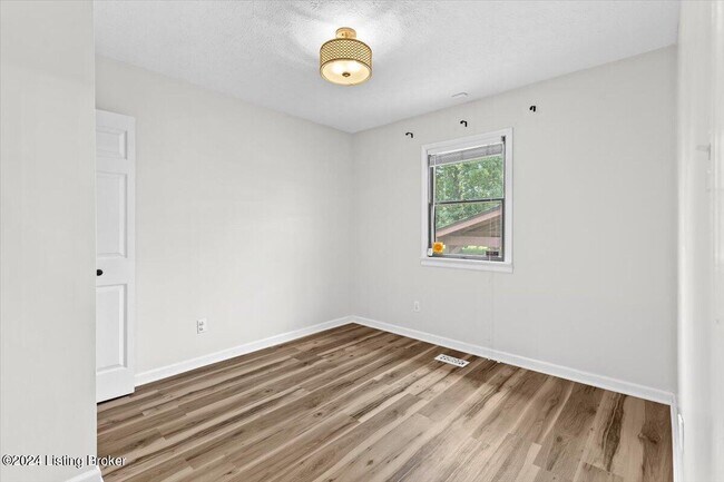 Building Photo - 250 Buck Knobs Rd