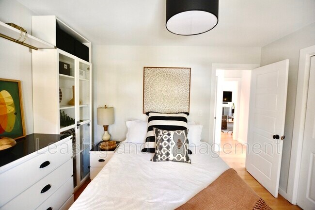 Building Photo - 2057 Middle St