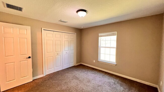 Building Photo - 3 BD/2BA Home in Beautiful Ocklawaha Ready for Move-In