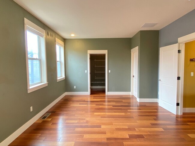 Building Photo - Spacious 3 BR w/ all wood floors and great midtown Bend location