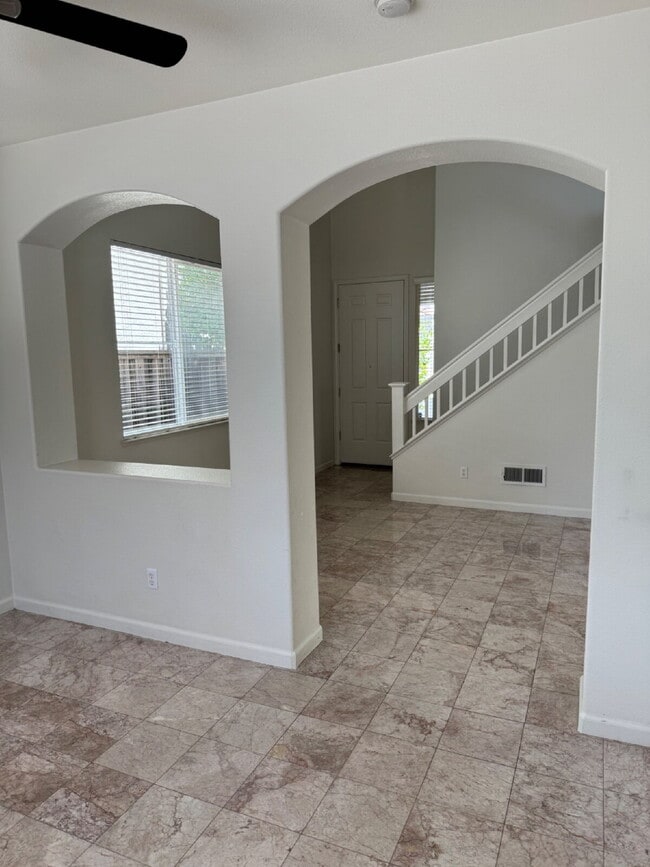 Building Photo - Beautiful 3 Bed, 2.5 Bath Green Valley Sin...