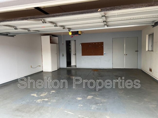Building Photo - 9719 W Wrangler Dr