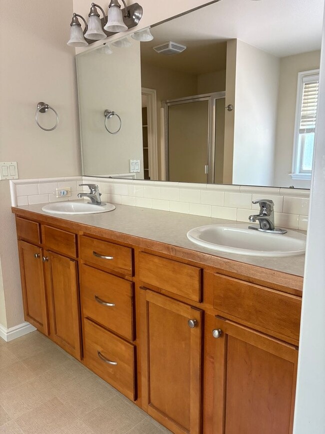 Building Photo - "Luxury Living: Stunning home with marble counter tops & Fireplace!"