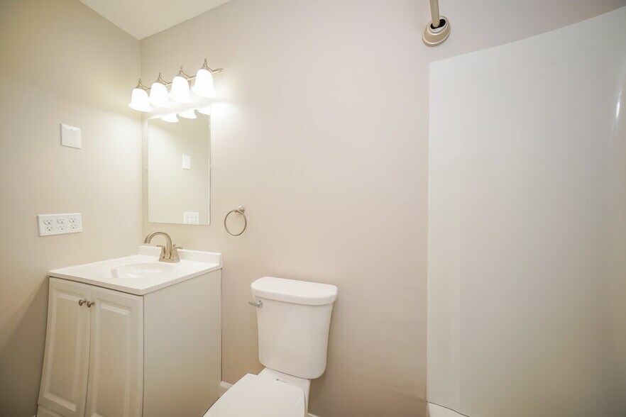 Building Photo - 703 Willow Ct