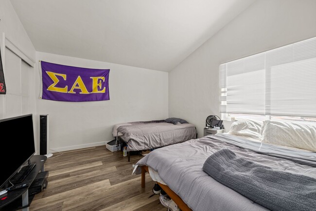 Building Photo - Two full kitchens + two washers & dryers!