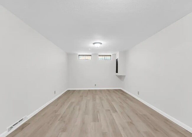 Building Photo - Update 3 Bed - Single Family