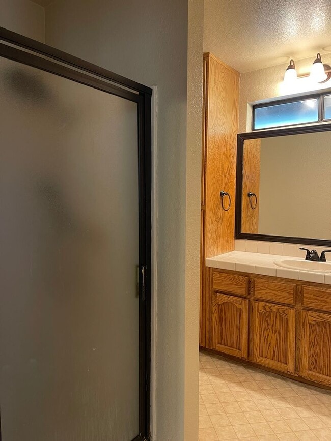 Building Photo - COUNTRY OAKS SUBDIVSION LARGE 3 BED 2 BATH...