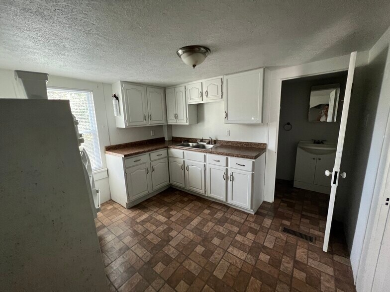 Kitchen/Laundry Room - 608 N 21st St
