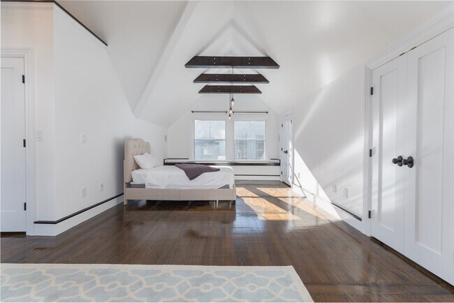 Building Photo - 27 Howland St