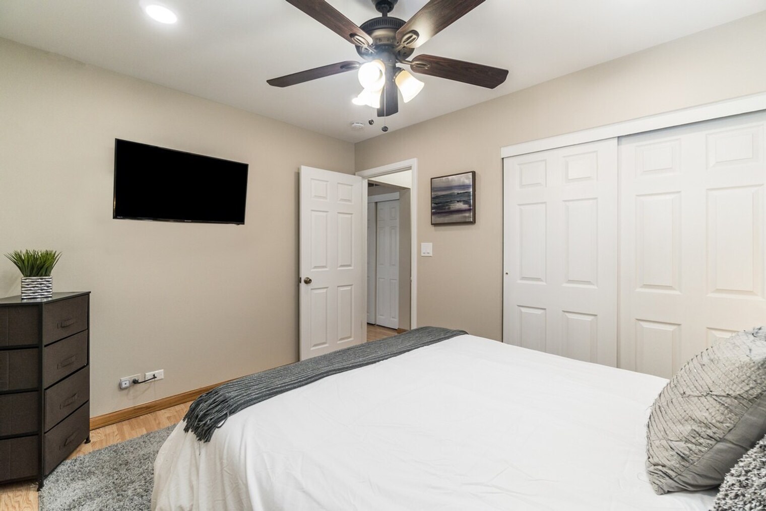 Building Photo - 12 E Berkley Ln